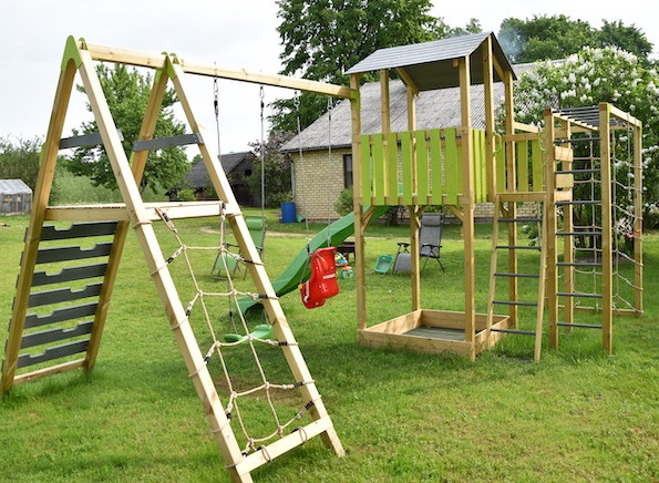 portique de jeux en bois